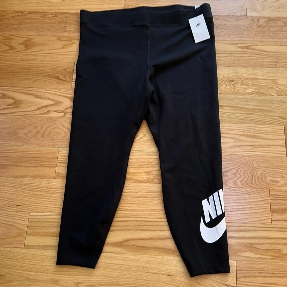 NWT! Nike 0X black high rise logo leggings .